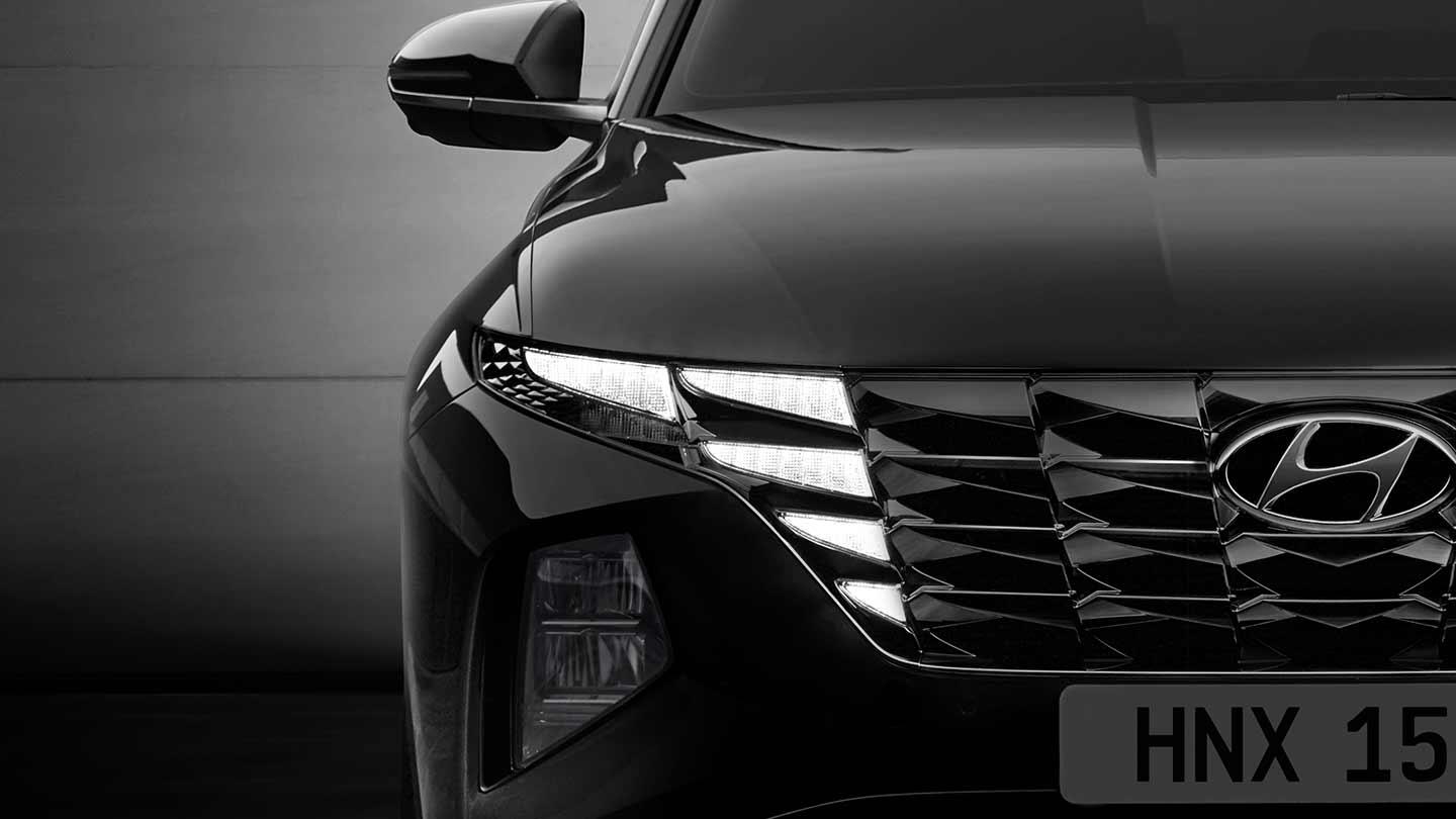 Luces diurnas y parrilla con diseño paramétrico en Hyundai Tucson color negra